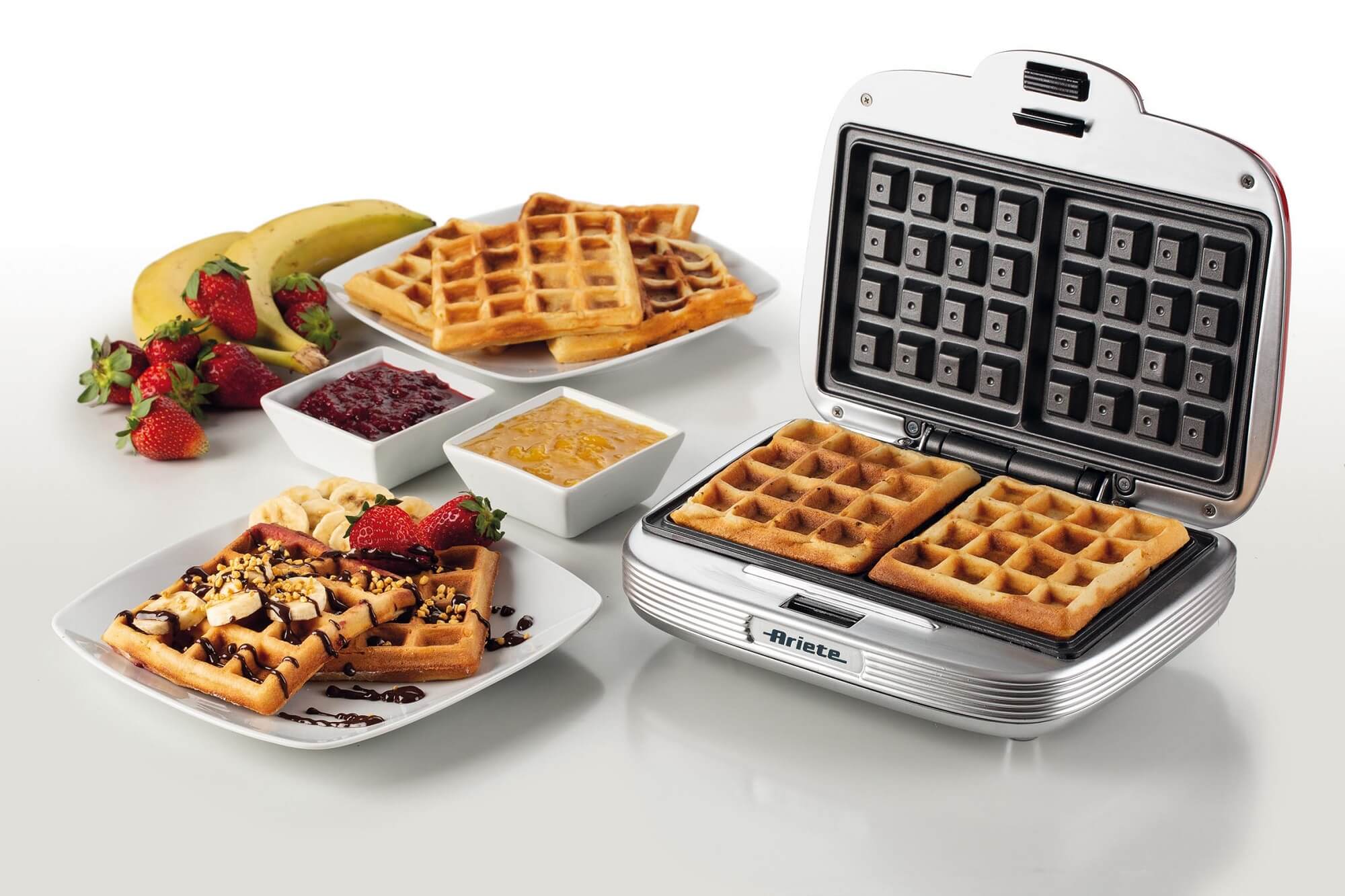 Waffle dorato e croccante appena preparato con Waffle Maker Party Time Ariete